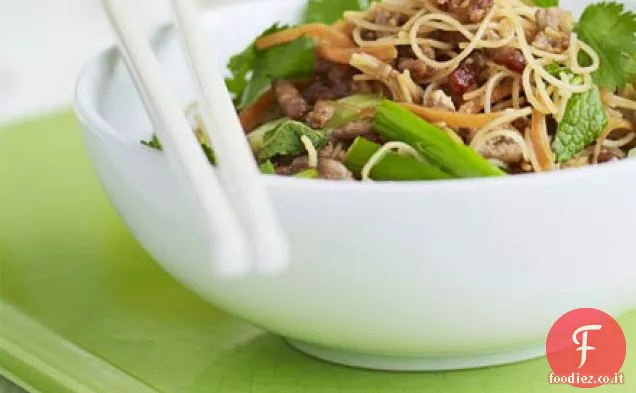 Carne di maiale e noodle saltate in padella