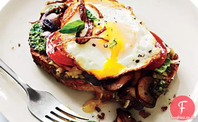 Panini a faccia aperta con funghi e uova fritte