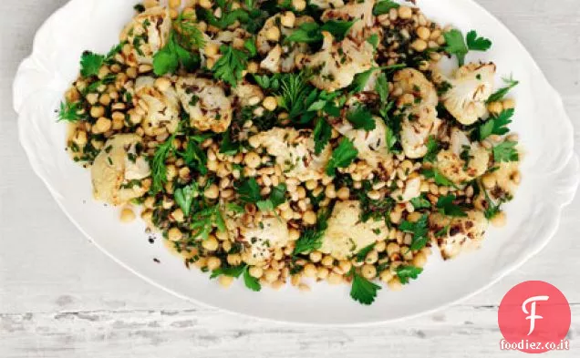 Cavolfiore speziato con ceci, erbe e pinoli