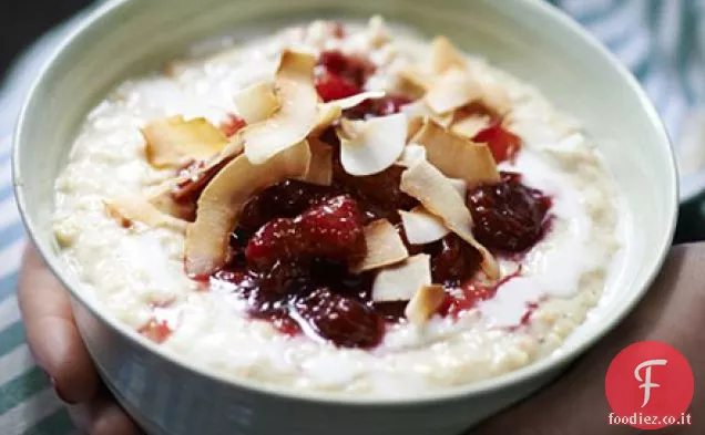Porridge di cocco speziato con composta di mirtilli e arance