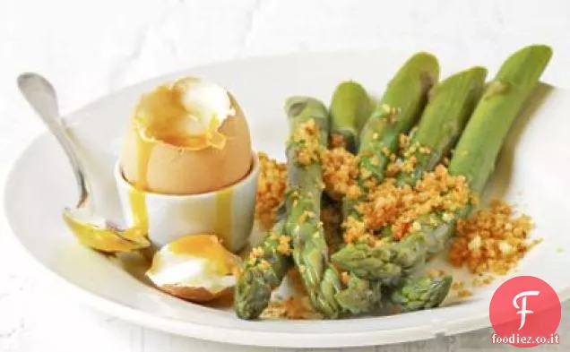 Soldati di asparagi con un uovo alla coque