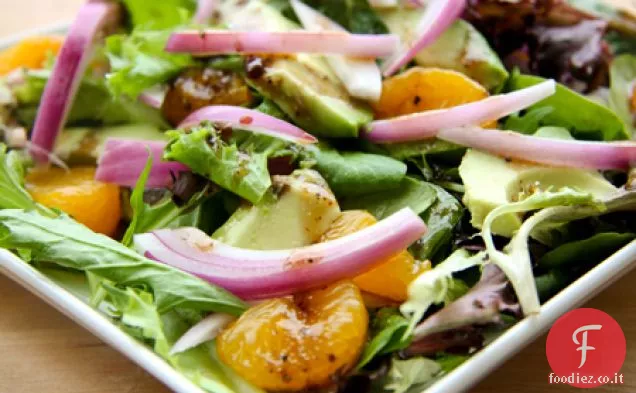 Insalata di verdure miste arancio-avocado