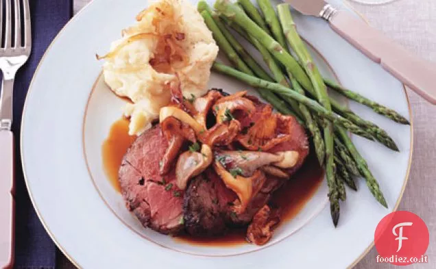 Roast Beef con salsa di funghi selvatici e purè di patate con scalogno caramellato