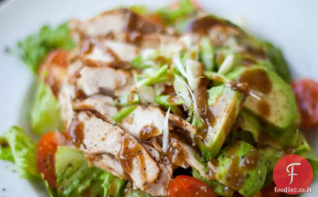 Insalata piccante di pollo e avocado