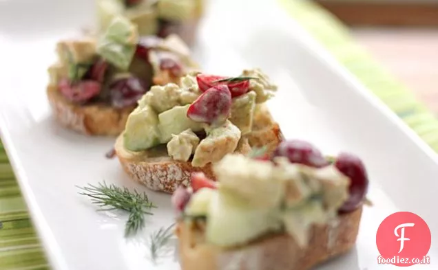 Insalata di pollo estiva con avocado e ciliegie