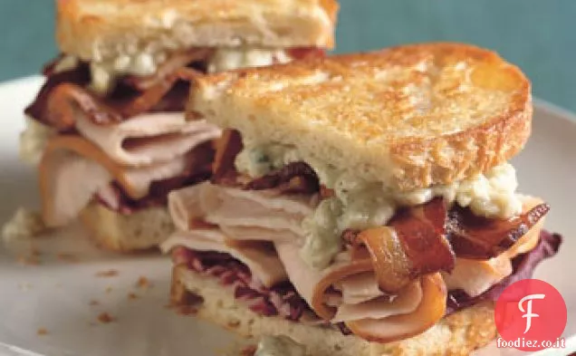 Tacchino alla griglia, pancetta, radicchio e panini al formaggio blu