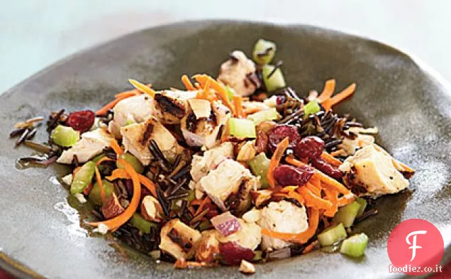 Insalata di pollo e riso selvatico con mandorle