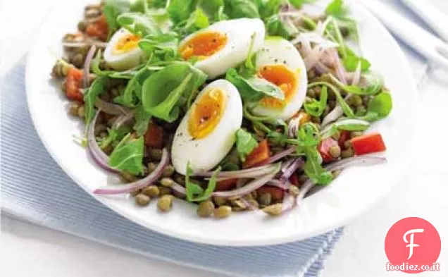 Insalata di lenticchie e peperoni rossi con un uovo morbido