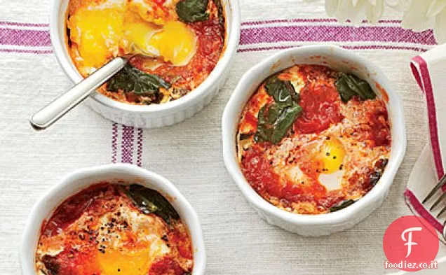 Uova al forno con spinaci e pomodori
