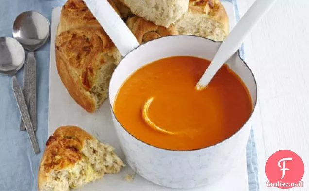 Zuppa di pomodoro con lacrima e condividere pane formaggio