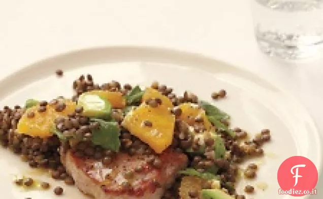 Maiale con lenticchie, arancia, avocado e insalata di basilico