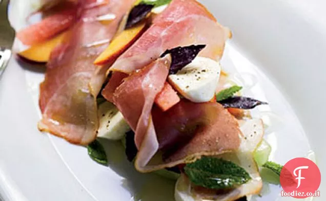 Insalata di Melone e Pesca con Prosciutto e Mozzarella
