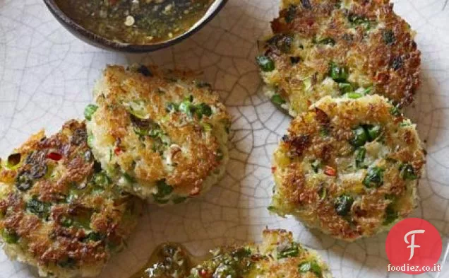 Torte di granchio con salsa dolce di peperoncino e zenzero