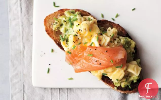 Uova strapazzate, avocado e salmone affumicato su pane tostato