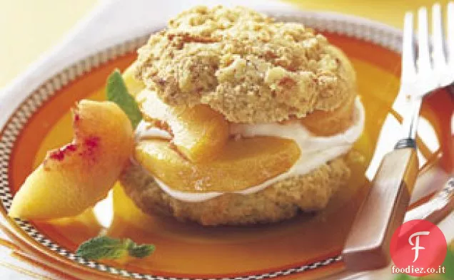 Pesche e Crema Shortcakes con Farina di Mais-Biscotti all'arancia