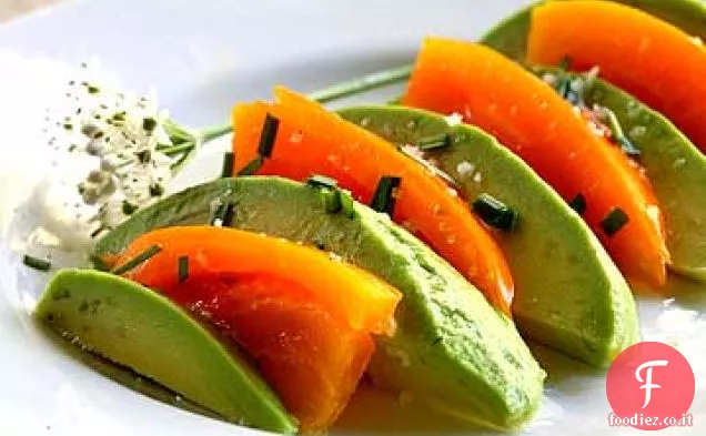 Insalata di avocado con pomodori cimelio