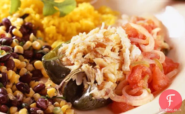 Poblanos ripieni di frutti di mare con salsa di pomodoro calda