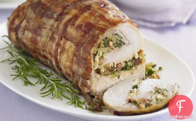 Petto di tacchino avvolto in pancetta con ripieno di limone e pinoli alle erbe