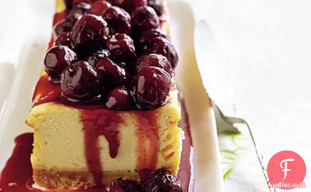 Fetta di cheesecake alla ciliegia