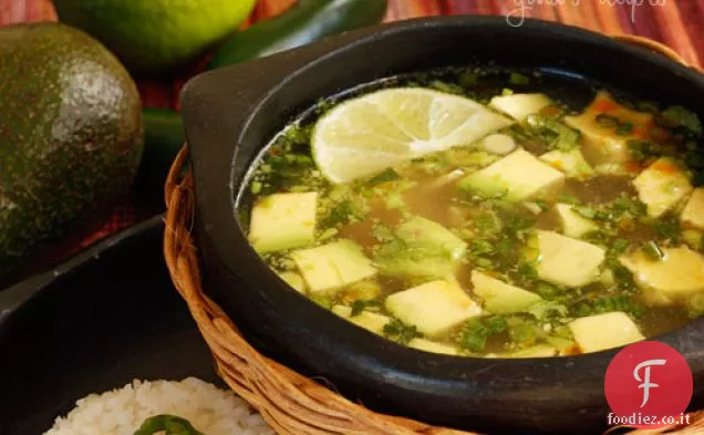 Zuppa di pollo e avocado