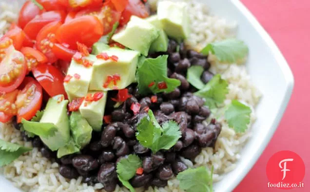 Insalata di riso messicano con fagioli neri, avocado e peperoncino rosso