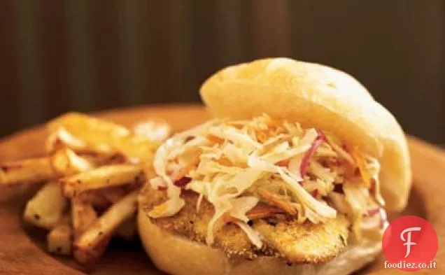 Panino di pesce gatto Ozark con padella calda Slaw