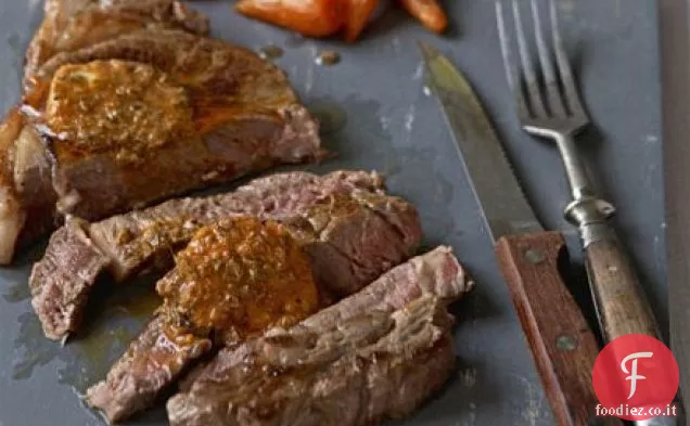 Controfiletto con burro speziato, insalata di scalogno, carote arrosto e poltiglia