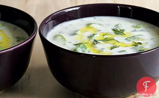 Zuppa di cetrioli, avocado e yogurt refrigerati
