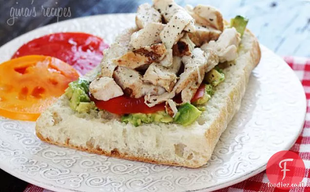 Panino al pollo alla griglia con Avocado e pomodoro