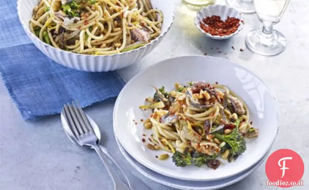 Pasta con pinoli, broccoli, sardine e finocchio