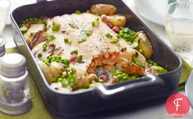 Salmone arrosto con piselli, patate e pancetta