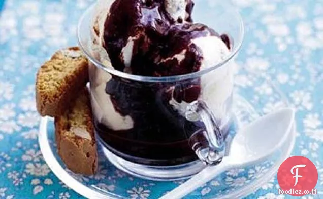 Biscotti rotti gelato con moka calda