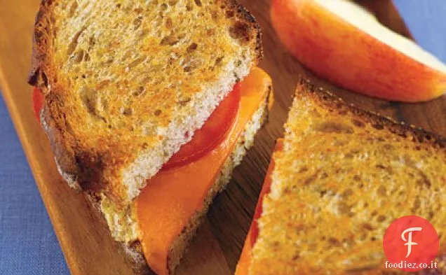 Formaggio grigliato e pomodoro su segale