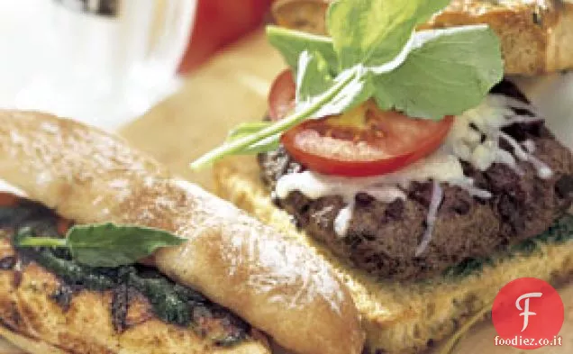 Panini di pollo alla griglia con pesto di salvia e mele