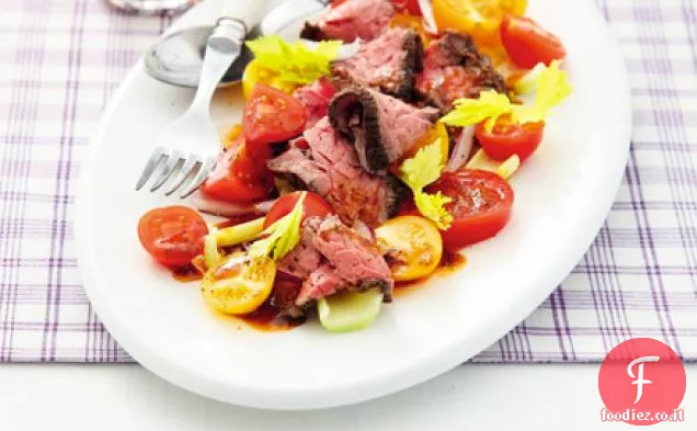 Insalata di bistecca alla griglia con condimento al rafano