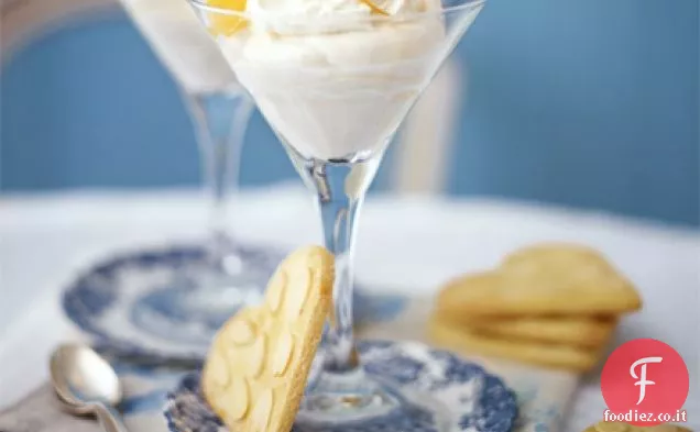 Citrus burst syllabub con biscotti cuore di mandorla