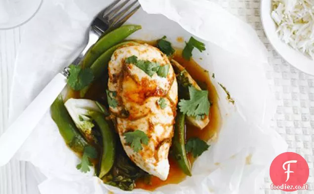 Pacco di pollo tailandese con piselli e riso a scatto di zucchero