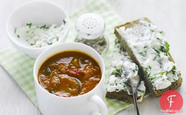 Chunky zuppa di pomodoro mediterraneo