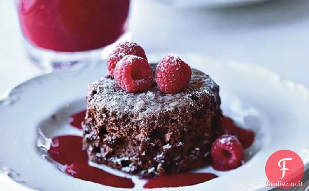 Soufflé al cioccolato caldo con salsa di lamponi