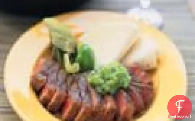 Bistecca alla griglia con salsa di avocado-tomatillo e Tortillas