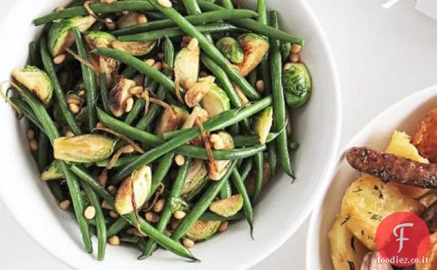 Germogli saltati in padella con fagiolini, limone e pinoli