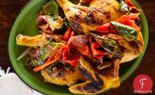 Pollo sotto un mattone con avocado e peperoncini
