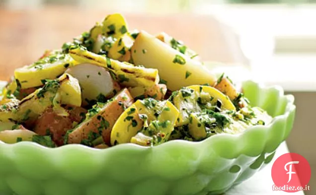 Insalata di patate con erbe e zucca estiva alla griglia