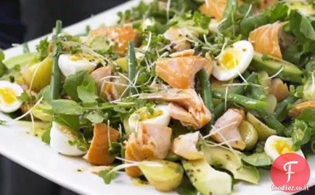 Salmone affumicato a caldo, doppio crescione e piatto di insalata di patate