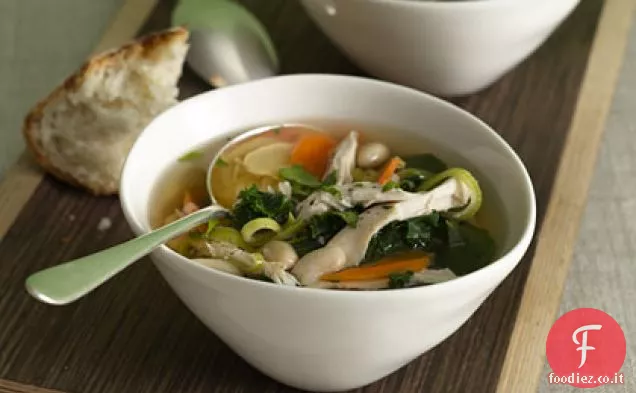 Zuppa di pollo e fagioli bianchi con verdure