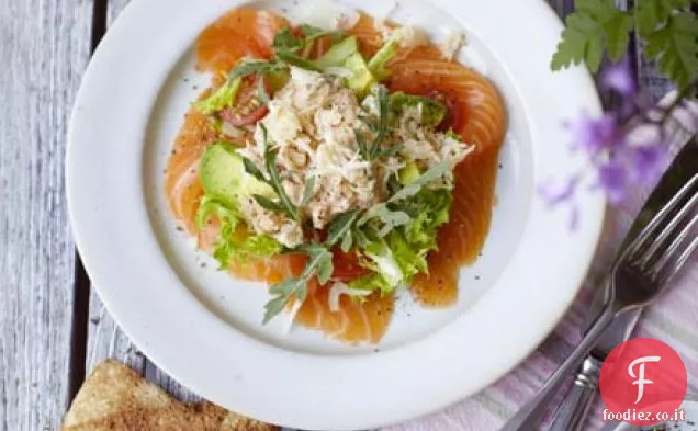 Insalata di salmone affumicato con condimento di granchio