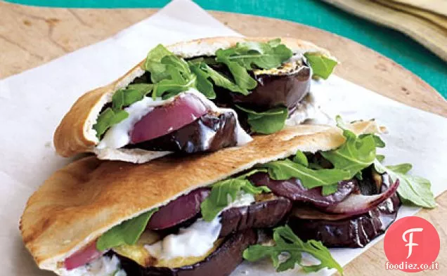 Panini alla pita di melanzane alla griglia con crema di yogurt e aglio
