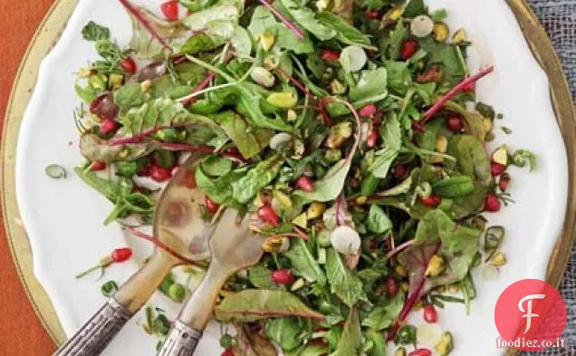 Insalata di erbe con melograno e pistacchi