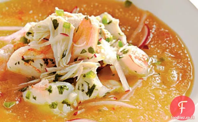 Zuppa di pesca dorata con gamberi e granchio Seviche
