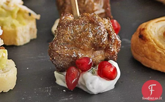 Spiedini di agnello speziato con melograno tzatziki